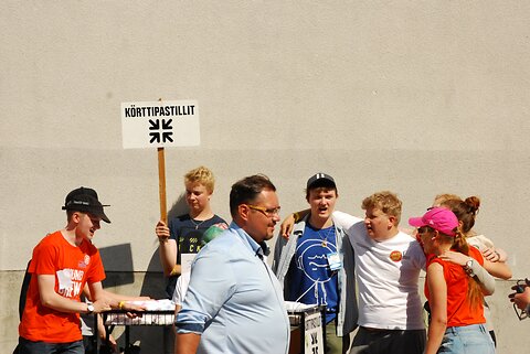 Katso suurempi versio kuvasta Körttipastillien myyjät Vantaan juhlilla 2016. Kuva Paula Laajalahti