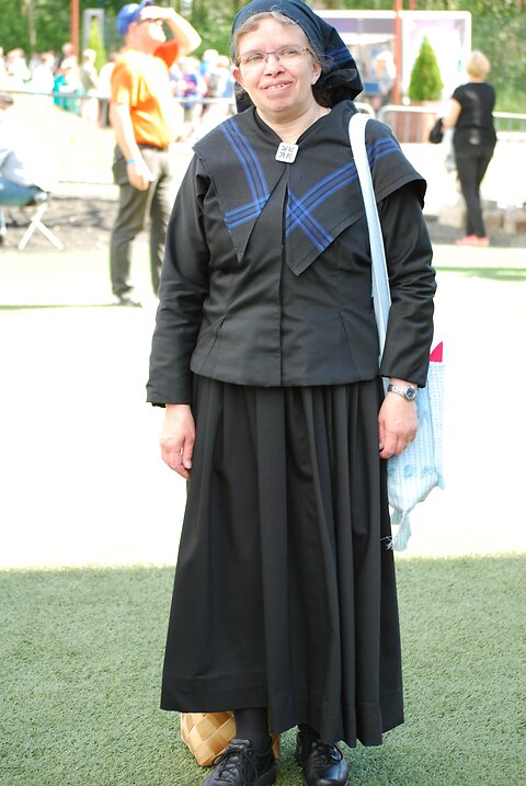 Katso suurempi versio kuvasta Hanna  Pohjantui itse tehdyssä körttipuvussa. Kuva Paula Laajalahti