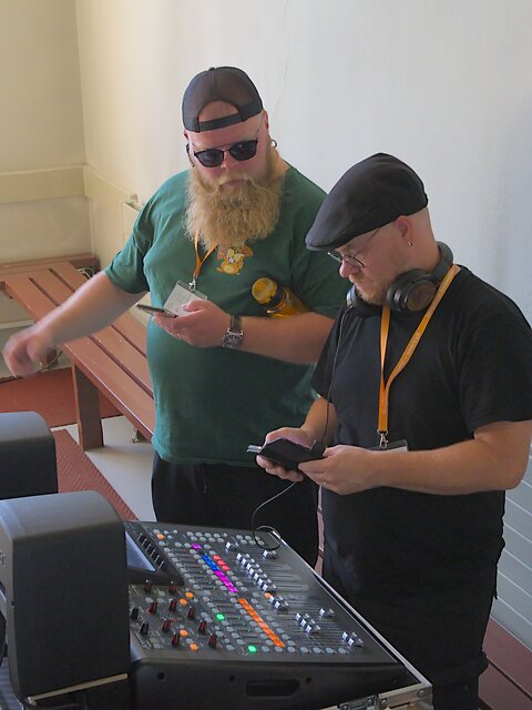 Katso suurempi versio kuvasta Juhlakauppa