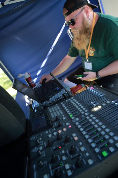 Katso suurempi versio kuvasta Aamuseurat