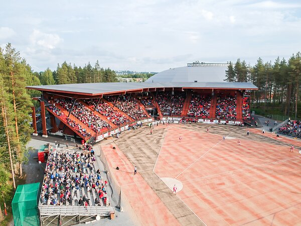 Joensuun pesäpallostadion ylhäältä kuvattuna. Etualalla pesäpallokenttä, taustalla katsomo.