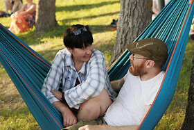 Katso suurempi versio kuvasta Lähikuva miehestä ja naisesta riippukeinussa.