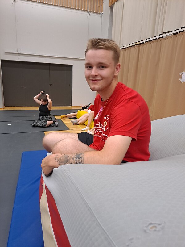 Nuori poika istuu urheilupatjapinon päällä. Hän on ollut herättäjäjuhlilla monta kertaa ja odottaa kovasti tapaavansa kavereita,