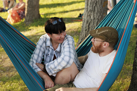 Katso suurempi versio kuvasta Pariskunta istumassa riippumatossa.